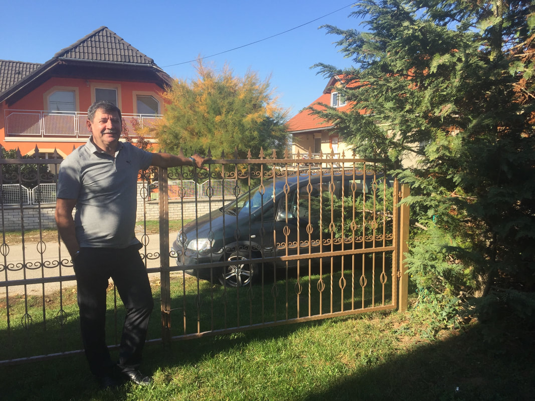 Erőss Attila lakatosmester egy általa készített kovácsoltvas kapunál